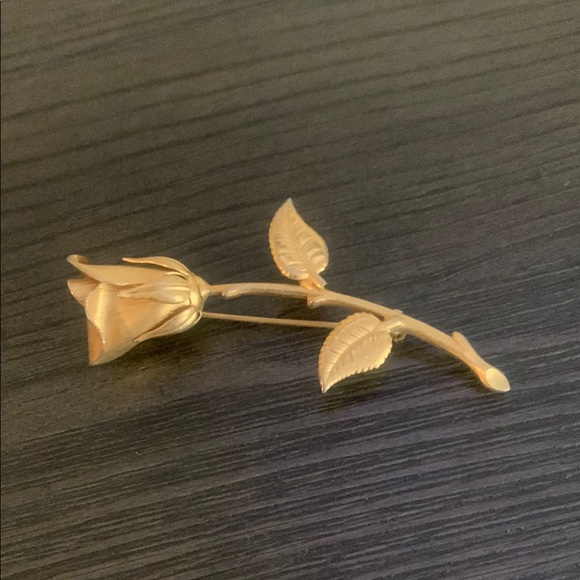 Elegant Gold Rose Brooch vintage over forty years old like new - Picture 1 of 2